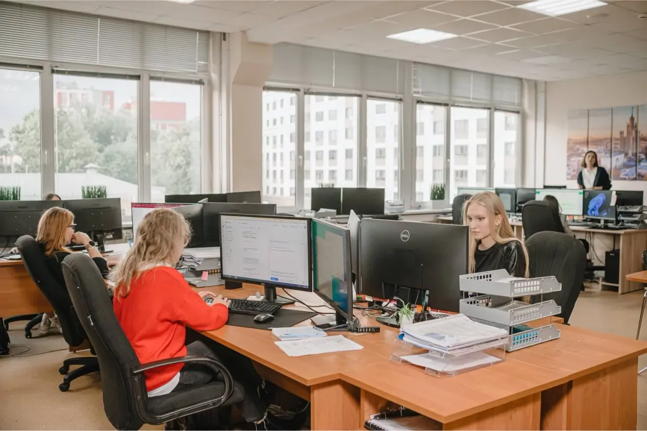 Специалисты PEREPLAN за работой в офисе компании