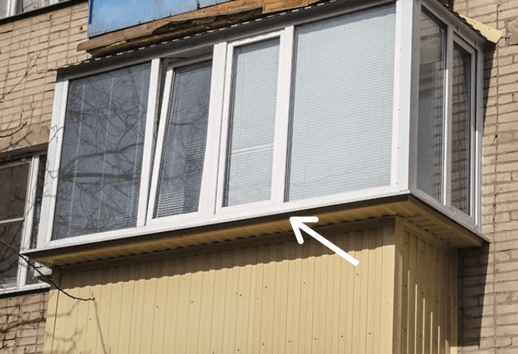 Нельзя выносить остекление за пределы балкона для устройства подоконника, как показано на этом примере