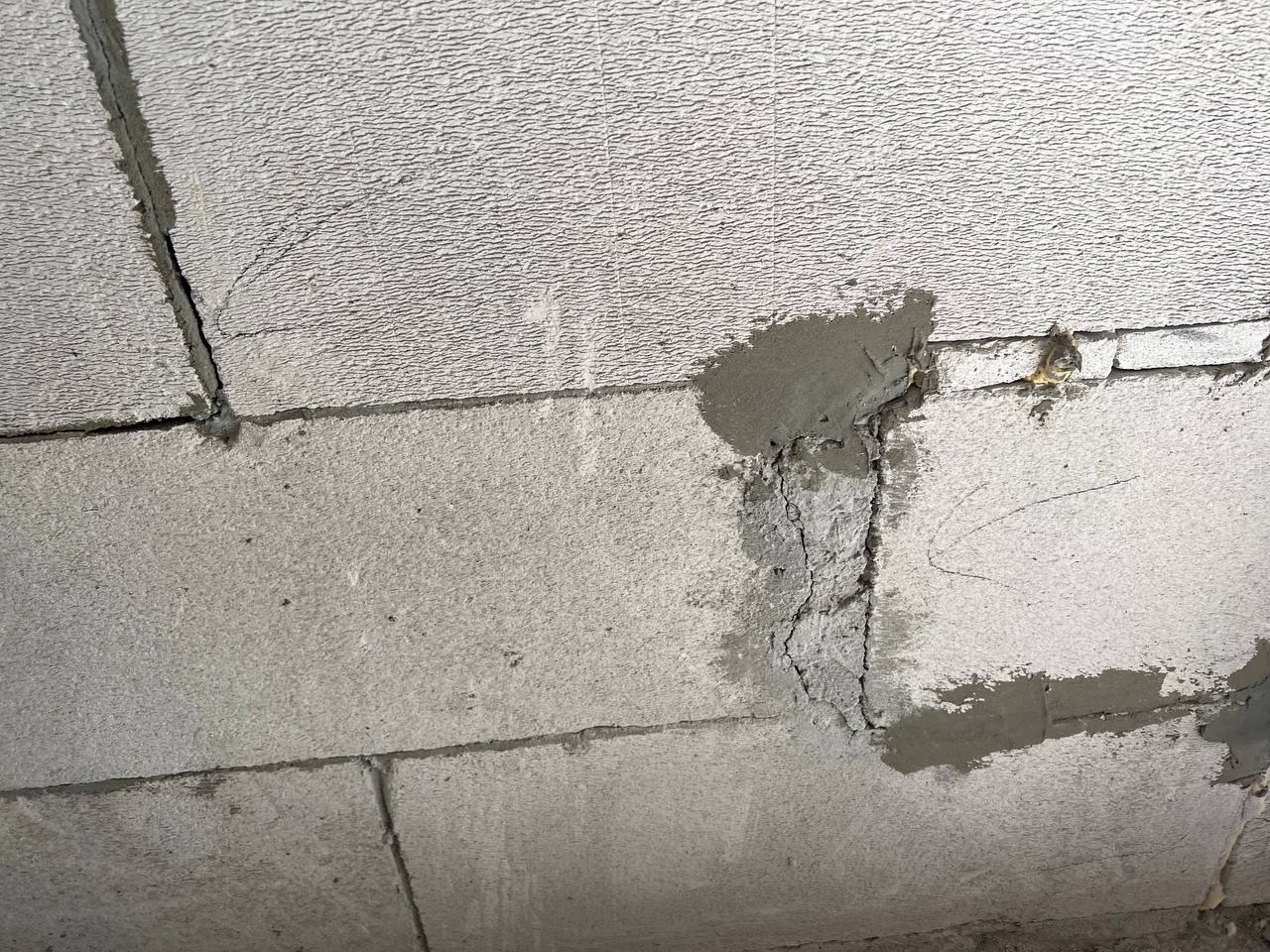 обнаружены трещины и пустые швы в наружных стенах